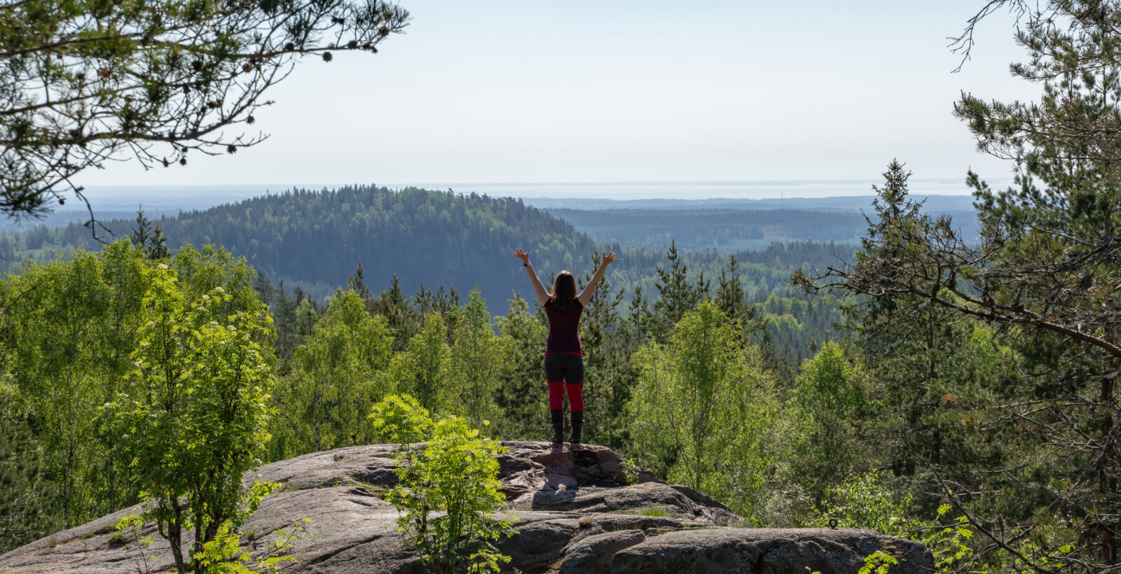 Person vid utsikten på Baljåsens topp. Foto.