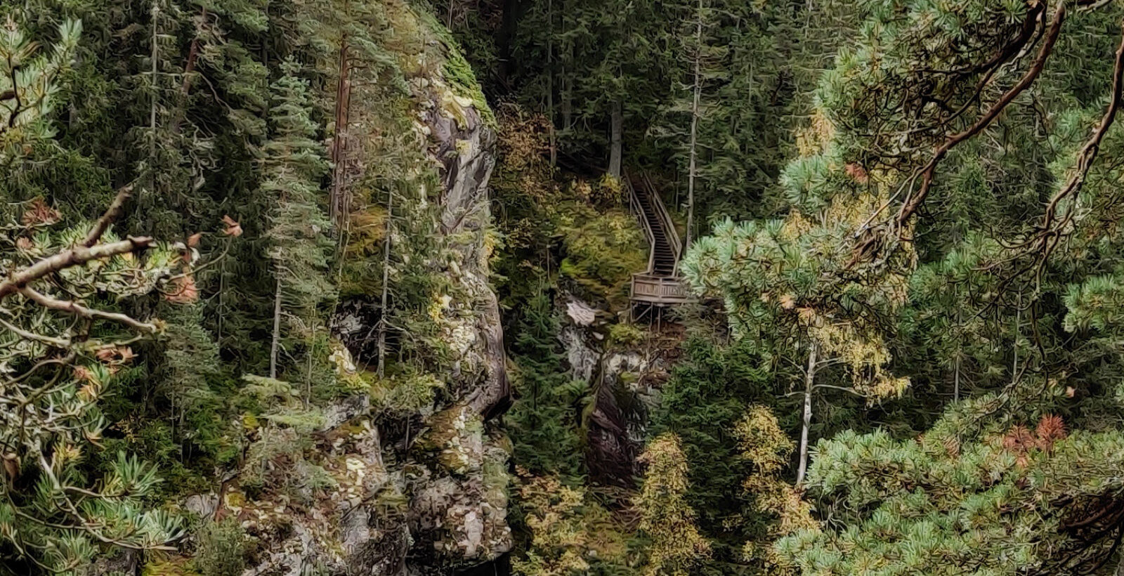 Vy mot utsiktsplattform på en brant vid en sjö.Foto.