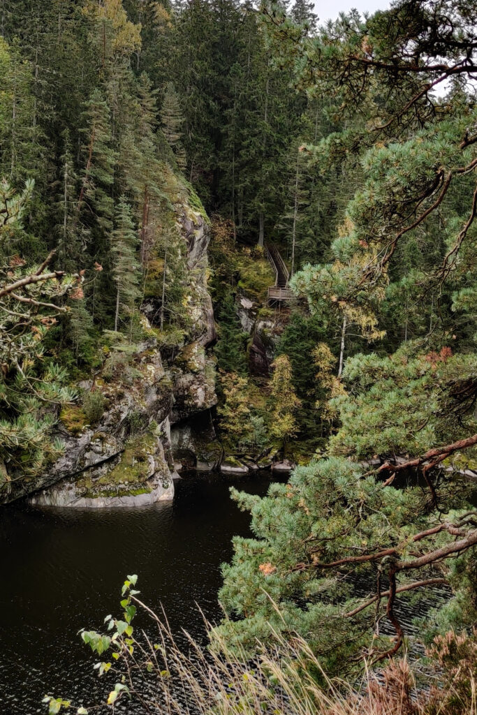 Vy mot utsiktsplattform på en brant vid en sjö.Foto.