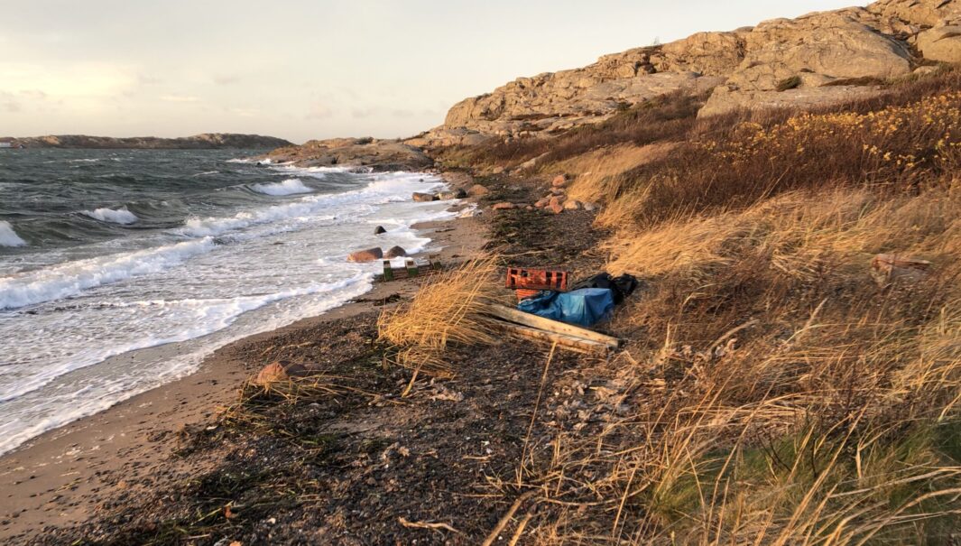 Bild på en strand med behov av städning