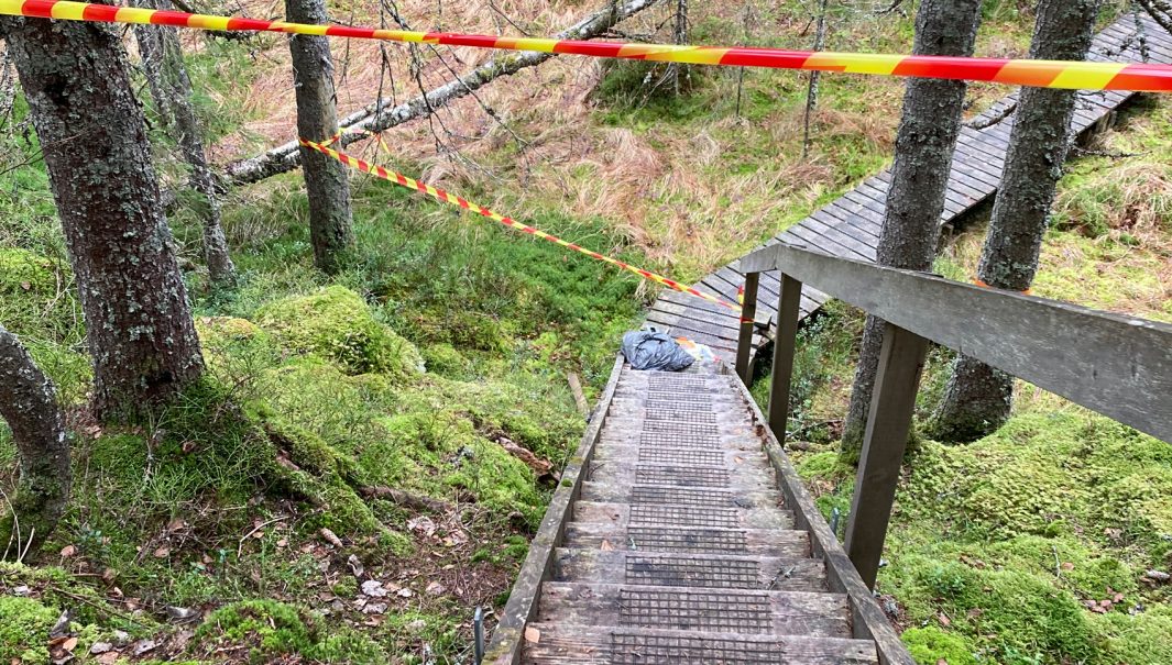 Vy ner mot brant trappa som spärrats av med band. Foto.