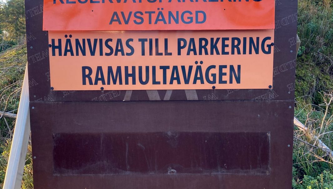 Skylt med information om att reservatsparkering är avstängd. Foto.