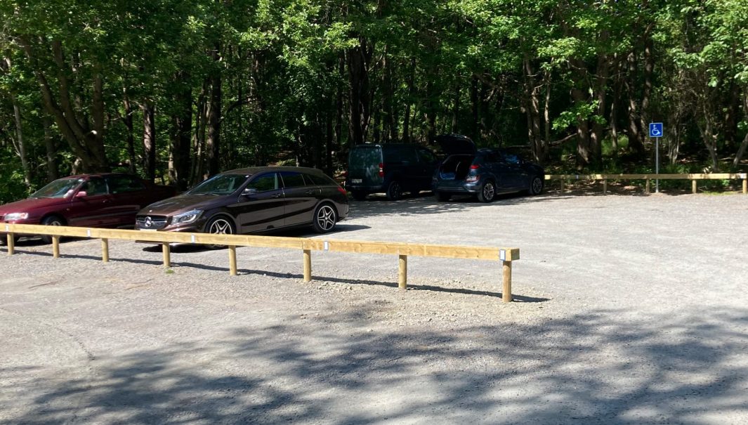 Parkering med räcken med markeringar. Foto.