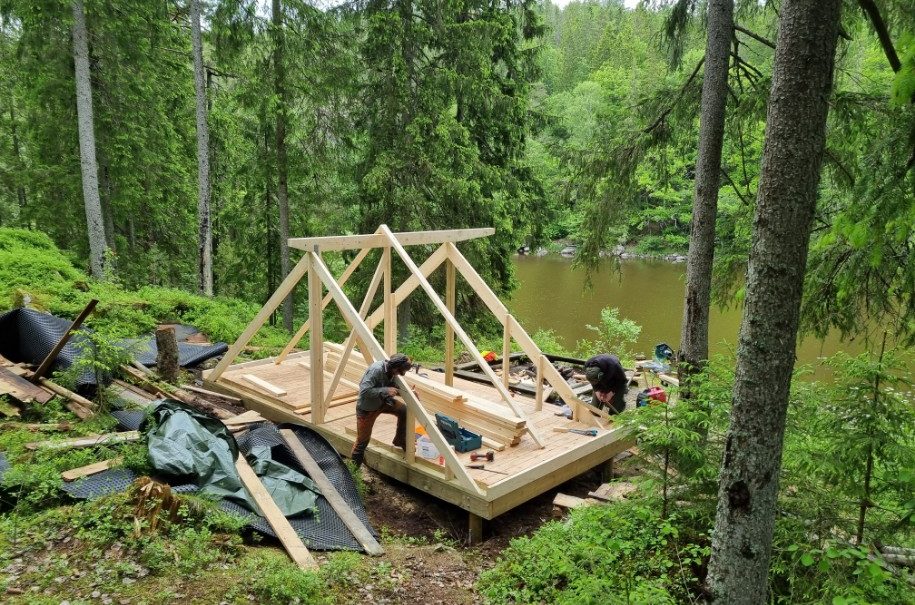 Två personer skruvar ihop en stomme. Foto.