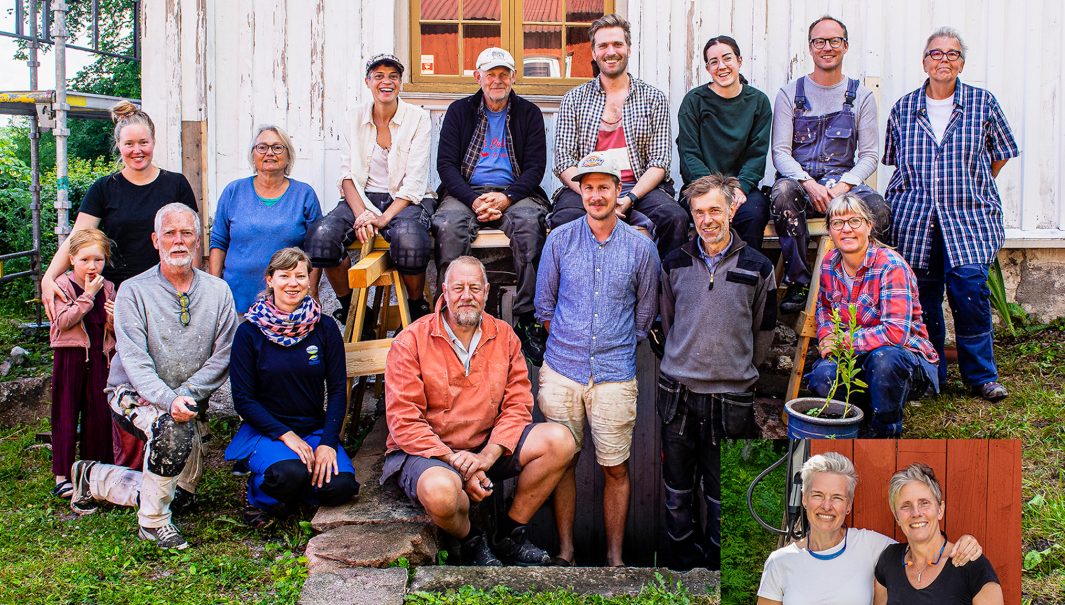 Gruppfoto på deltagare i byggnadsvårdslägret.