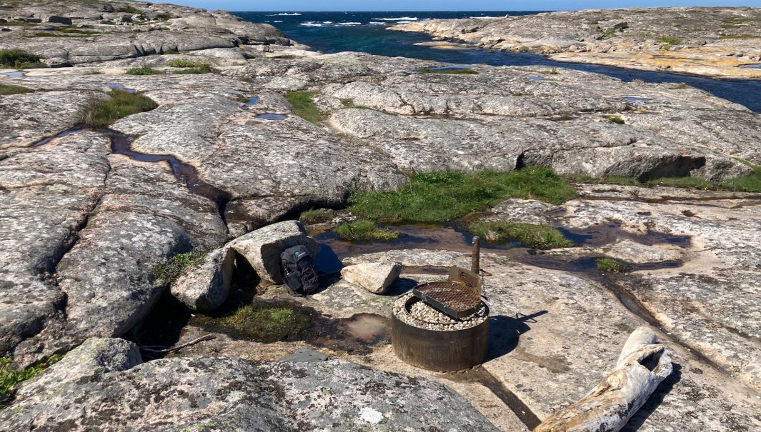 En iordningjord elstad av plåt. Foto.