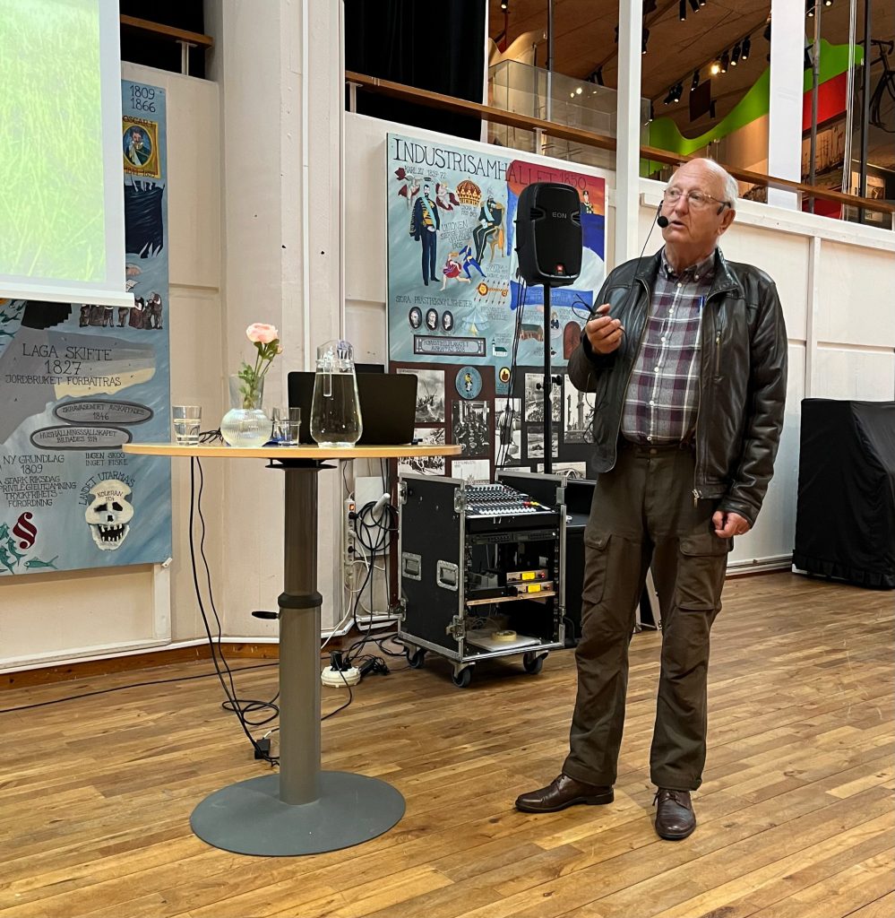 Ole pratar framför publik vid prisutdelningen. Foto.