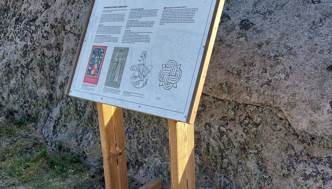 En skylt vid en häll. Foto.