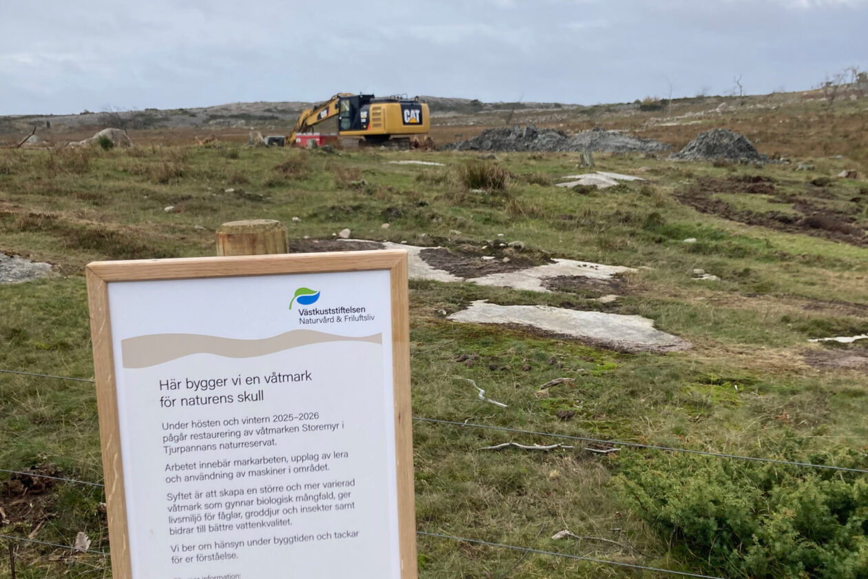 En skylt med snarlik information som i inlägget och ibakgrunden ser man en gul grävmaskin i naturen. Foto.