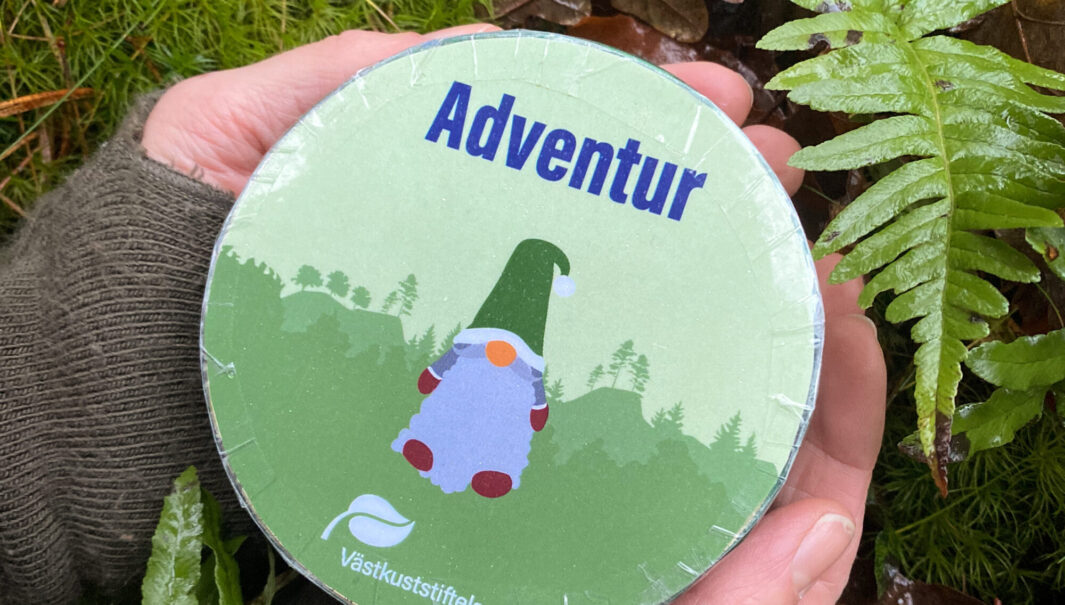 Närbild på händer som håller i en Adventurburk. Foto,