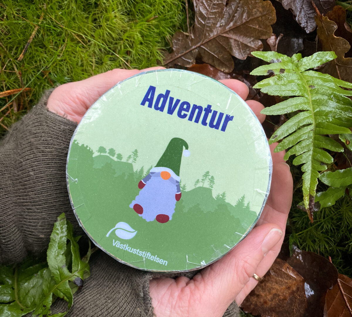 Närbild på händer som håller i en Adventurburk. Foto,