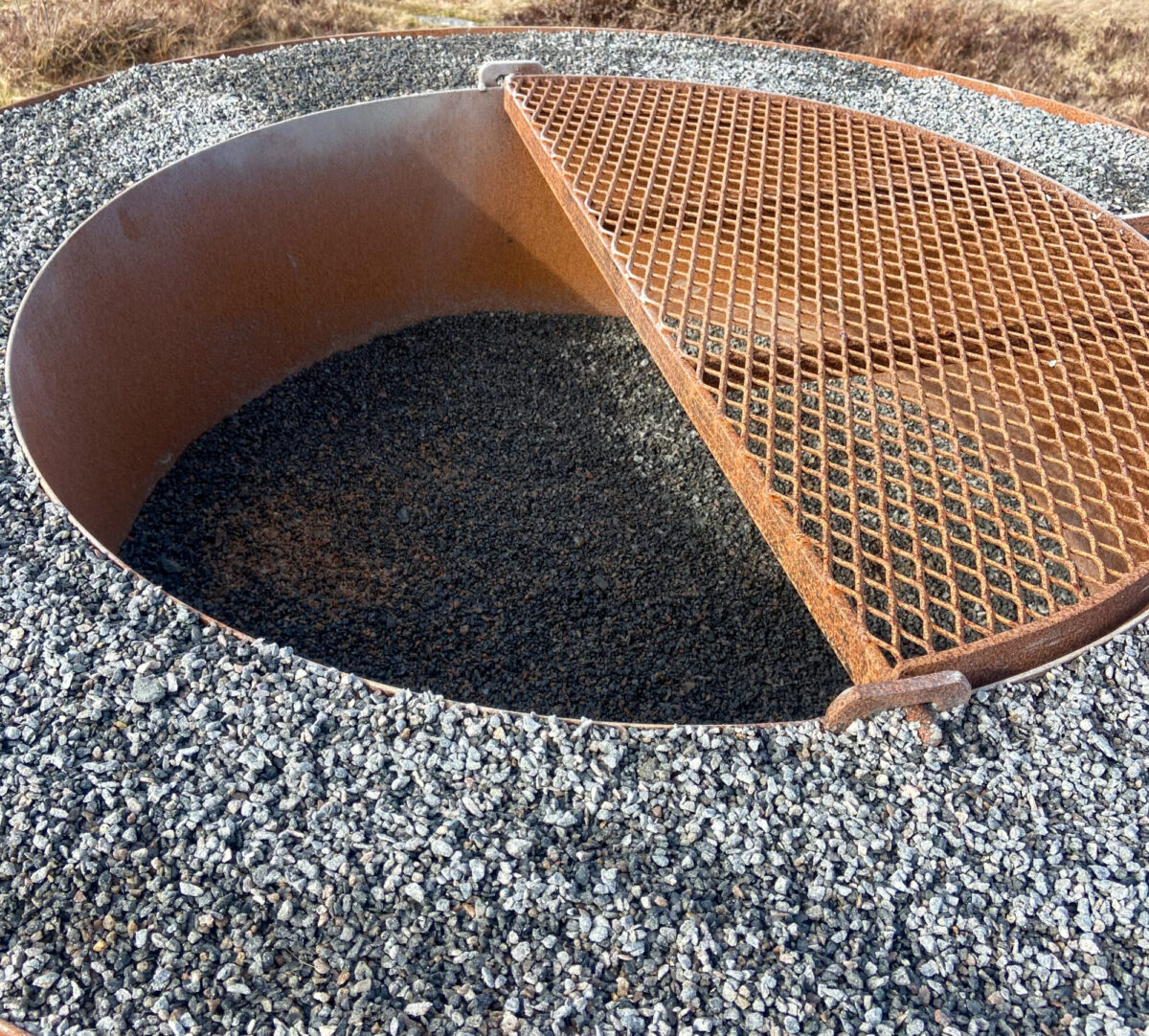 Grillgaller, närbild på eldstad i metall. Foto.