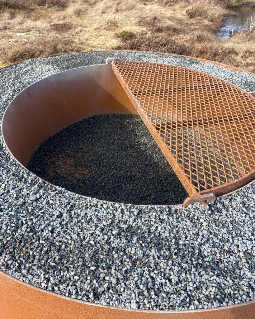 Grillgaller, närbild på eldstad i metall. Foto.