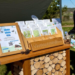 Folderställ fylld med olika reservatsfoldrar. Foto.