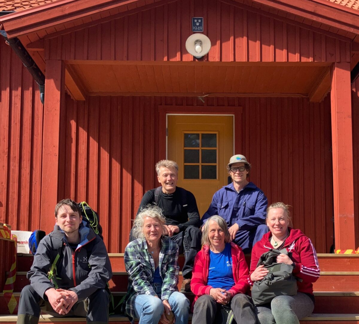 Gruppfoto framför Bottenstugan; Svartedalen.