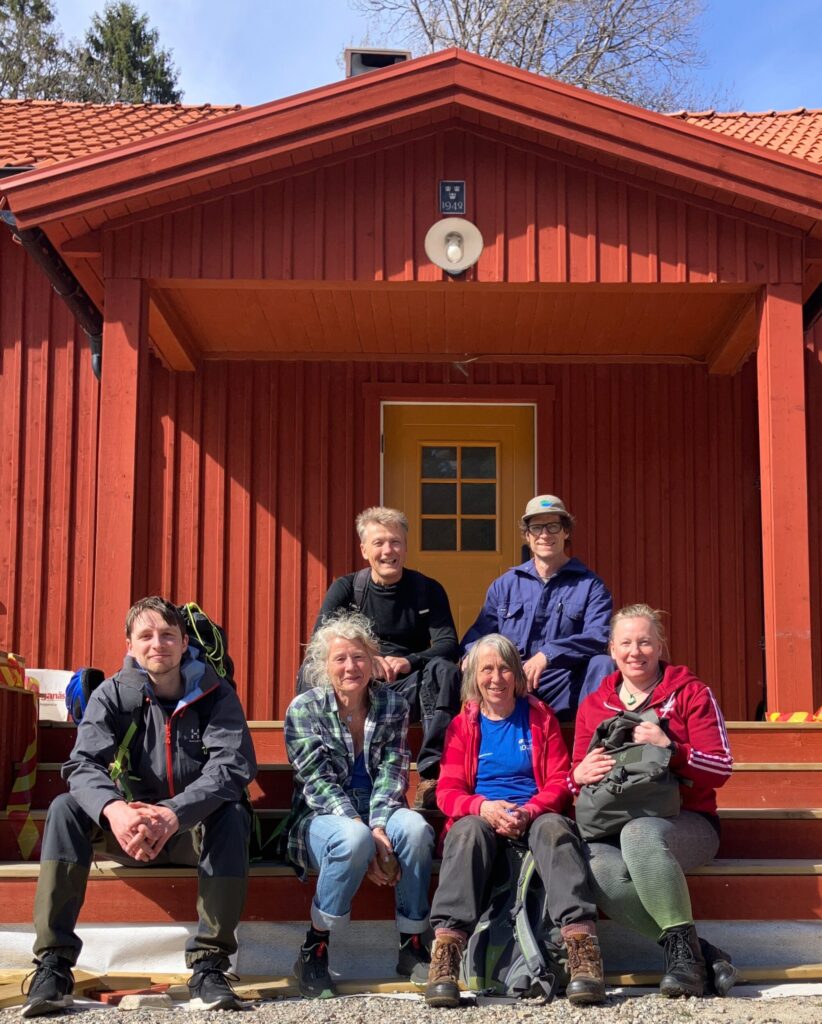 Gruppfoto framför Bottenstugan; Svartedalen.