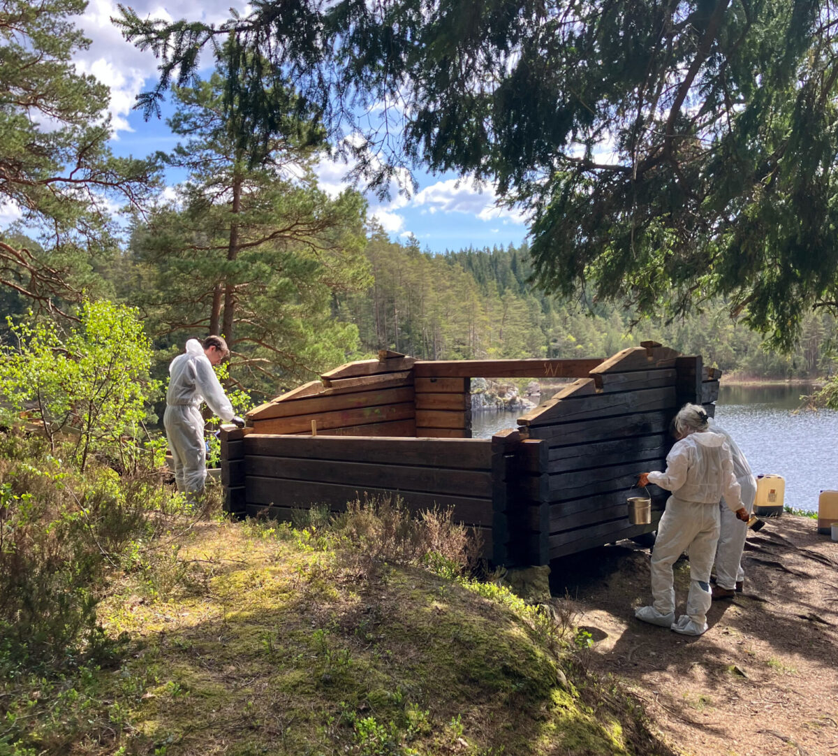 Tjärning av vindskyddet vid Stora Äggdalsjön, Svartedalen.