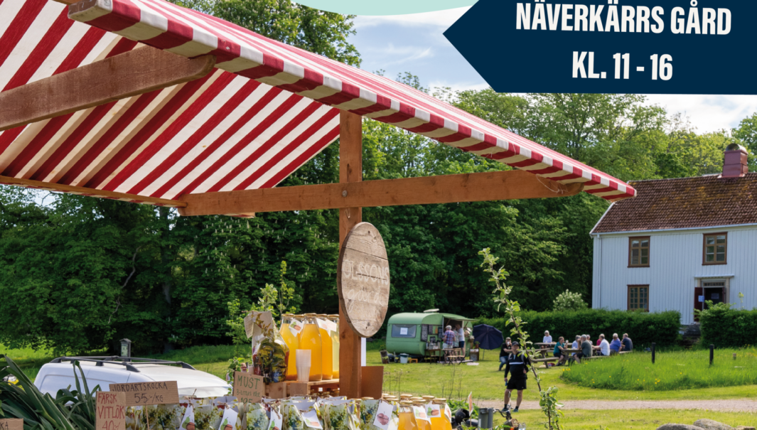 Foto på ett marknadstånd välfyllt med lokalproducerade produketer, samt en vit byggnad i bakgrunder och många som fikar intill. Text på bild: Näverkärrsdagen 6 juni, Näverkärrsgård Kl.11-16.