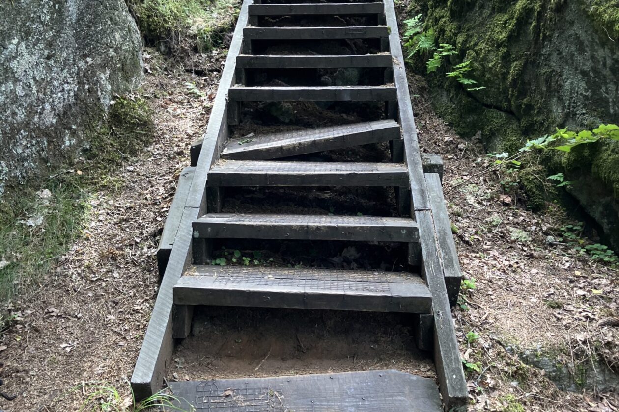 En trappa i Brobacka naturreservat som har trasiga trappsteg.